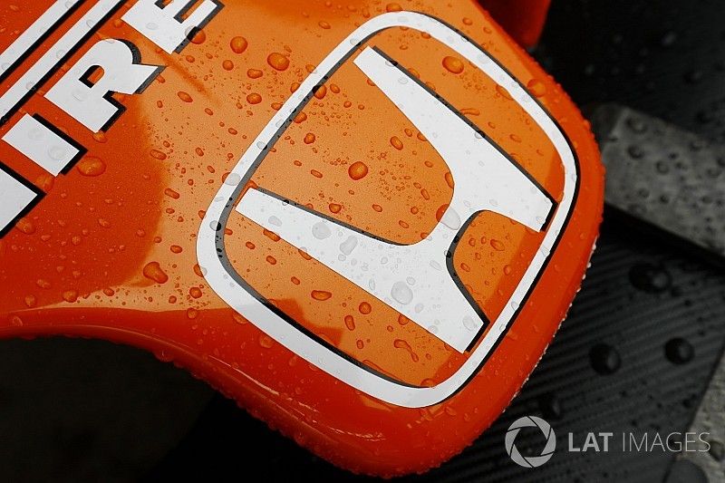 Agua en el logo de Honda, adornado en la nariz de McLaren