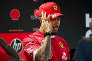 Alesi critica a Hamilton: "Desmoraliza a la gente que le rodea"