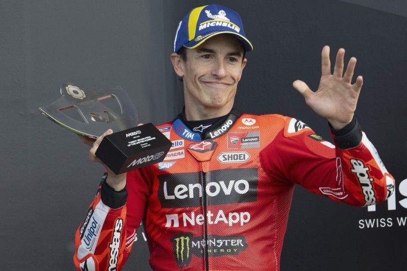 "Hatte Gl&uuml;ck mit roter Flagge": Marc Marquez nach Sturz auf dem Podium