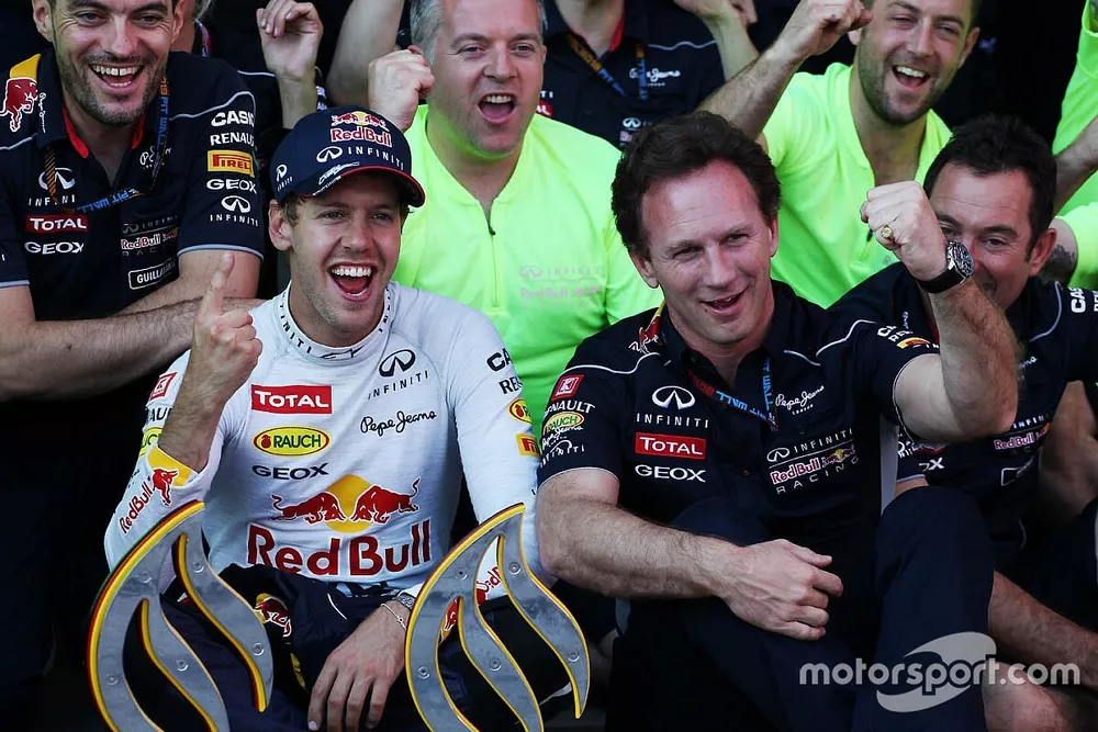 O vencedor Sebastian Vettel, Red Bull Racing comemora com Christian Horner, chefe de equipe da Red B