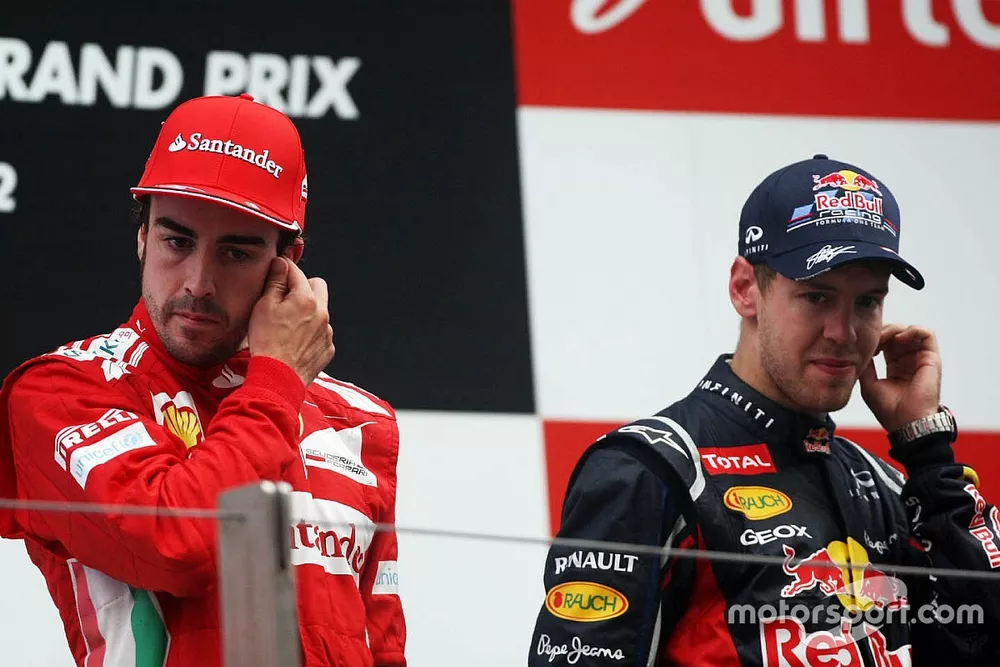 Fernando Alonso, Ferrari con el ganador de la carrera Sebastian Vettel, Red Bull Racing en el podio