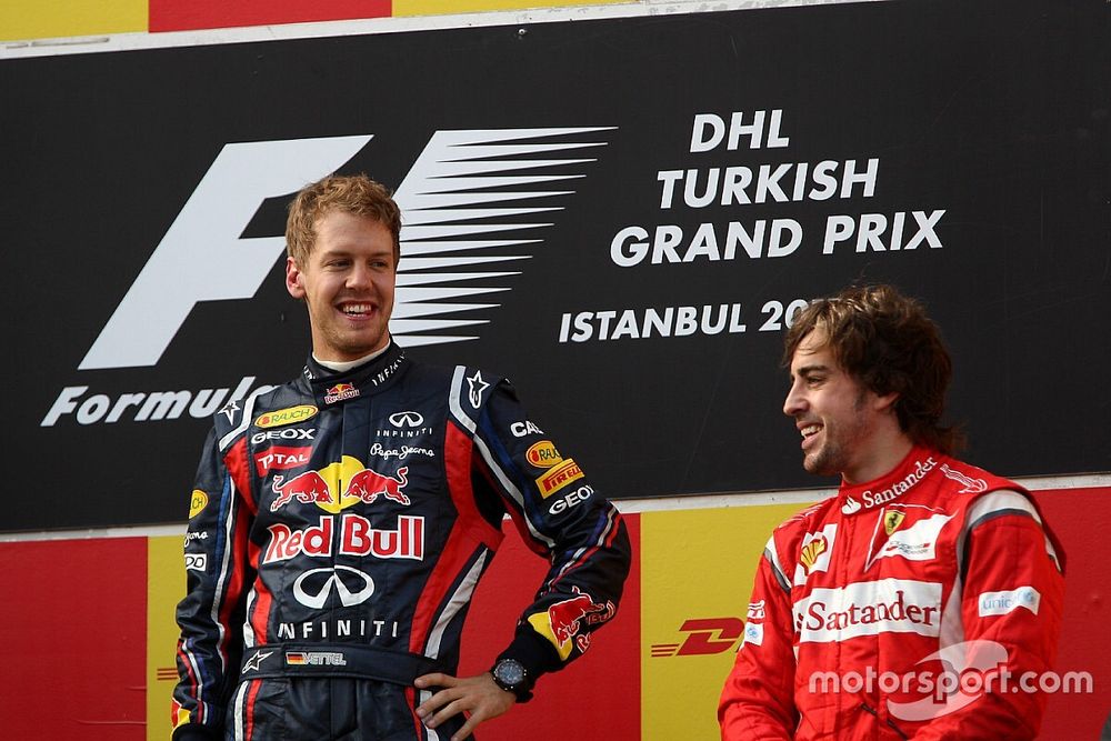 1º Sebastian Vettel, Red Bull Racing, Fernando Alonso, 3º con Ferrari
