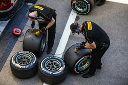 Des ingénieurs Pirelli travaillent sur des pneus