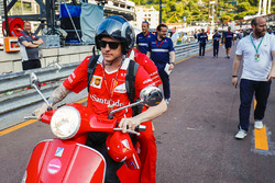 Kimi Raikkonen, Ferrari, sur un scooter