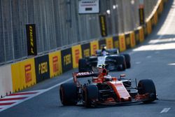 Stoffel Vandoorne, McLaren MCL32, leads Romain Grosjean, Haas F1 Team VF-17