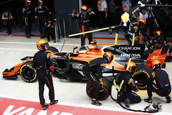 Stoffel Vandoorne, McLaren MCL32, s'arrête au stand