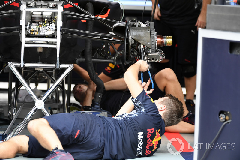 Un mécanicien Red Bull travaille sur la RB13