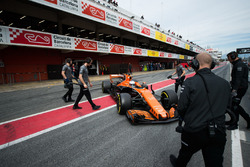 Фернандо Алонсо, McLaren MCL32 на питлейне