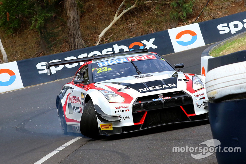 #23 Nissan Motorsport, Nissan GT-R Nismo GT3: Katsumasa Chiyo, Alex Buncombe, Michael Caruso, choque