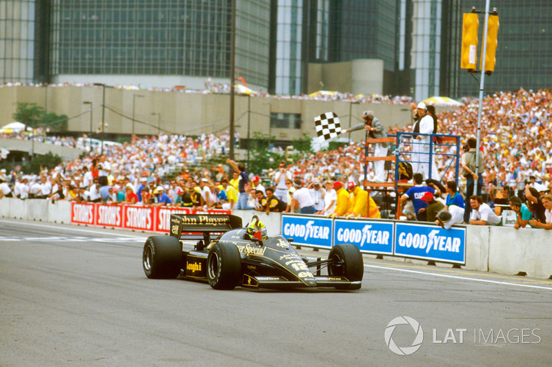 Damalı bayrak: Yarış galibi Ayrton Senna, Lotus 98T Renault