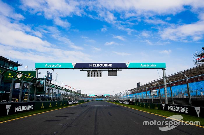 Señalización de Melbourne por el recta de pits y sobre el pórtico ligero de inicio