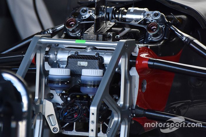 Detalhe da suspensão dianteira do Haas VF17 