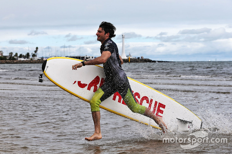 Carlos Sainz Jr., Scuderia Toro Rosso en la playa St Kilda con el Club de salvamento de St Kilda