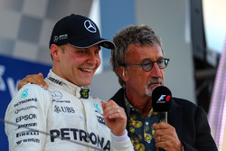 Valtteri Bottas, Mercedes AMG F1 celebra en el podium con Eddie Jordan