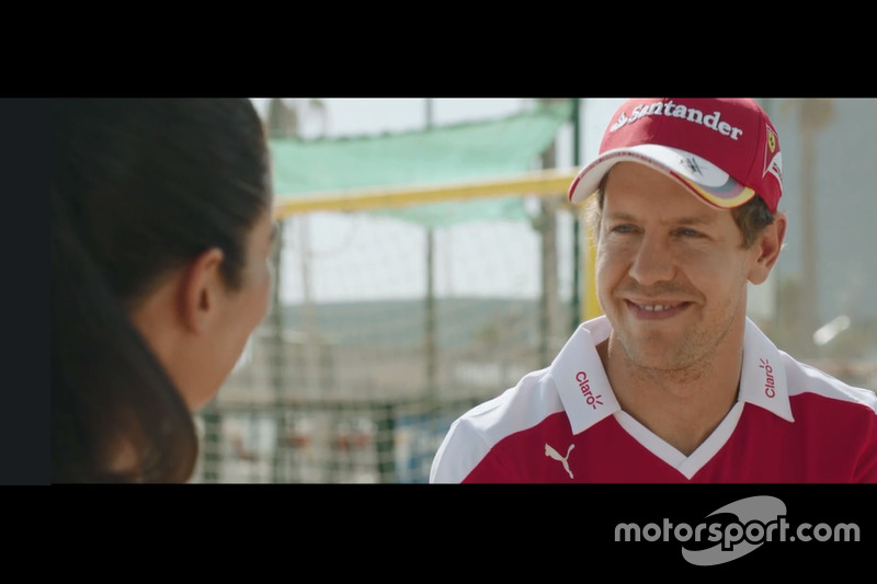 Vettel antes del partido de voley playa