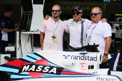 Felipe Massa, avec son père Luis Antonio Massa, et son frère Dudu Massa, avec une livrée spéciale sur sa Williams FW38 pour son dernier GP au Brésil