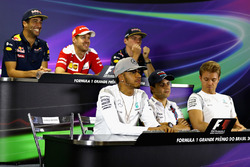 FIA-Pressekonferenz: Daniel Ricciardo, Red Bull Racing; Sebastian Vettel, Ferrari; Max Verstappen, R