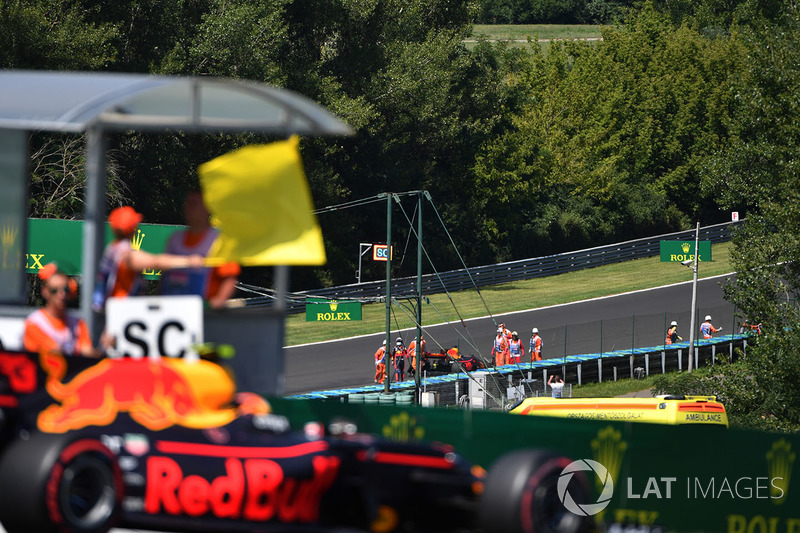 Max Verstappen, Red Bull Racing RB13 en la bandera amarilla pasa a  Daniel Ricciardo, Red Bull Racin