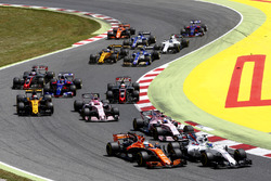 Felipe Massa, Williams FW40, Fernando Alonso, McLaren MCL32, Esteban Ocon, Sahara Force India F1 VJM10, Sergio Perez, Sahara Force India F1 VJM10 at the start