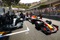 Daniel Ricciardo, Red Bull Racing RB13, Valtteri Bottas, Mercedes AMG F1 W08