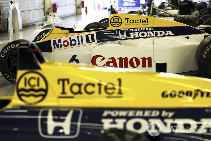 Williams FW10 Honda Кеке Росберга 1985 року поруч зі своєю заміною, FW11