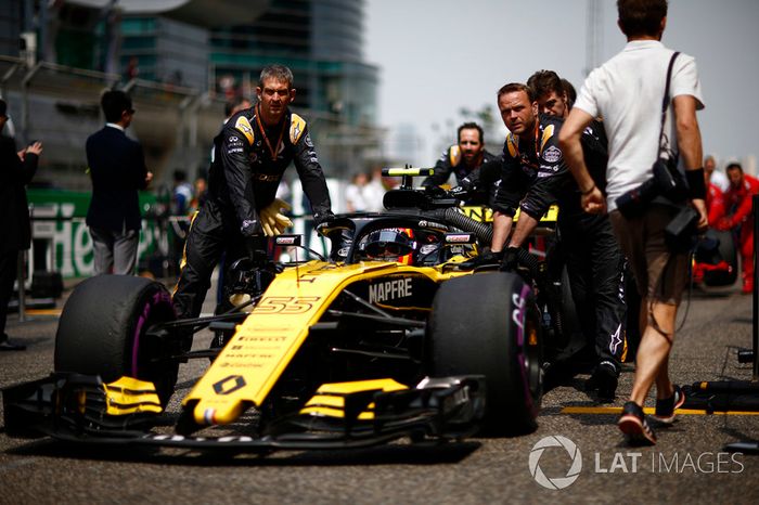 Carlos Sainz Jr., Renault Sport F1 Team R.S. 18, arrives on the grid