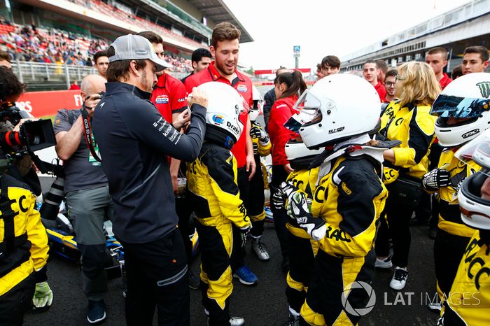 Fernando Alonso, McLaren, firma el casco de un pilotos de kart