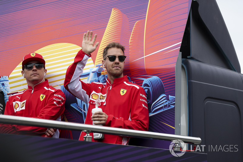 Sebastian Vettel, Ferrari ve Kimi Raikkonen, Ferrari pilotlar geçit töreninde