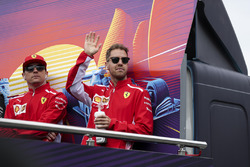 Sebastian Vettel, Ferrari ve Kimi Raikkonen, Ferrari pilotlar geçit töreninde