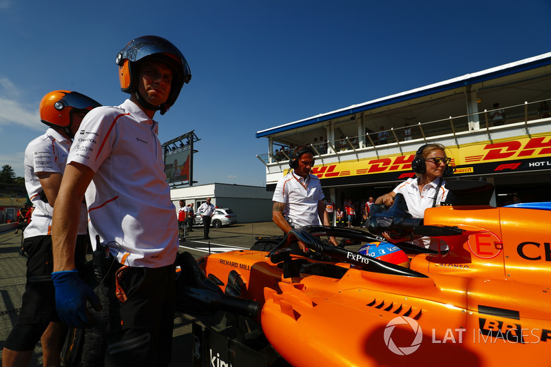 Fernando Alonso, McLaren MCL33, con los ingenieros de McLaren