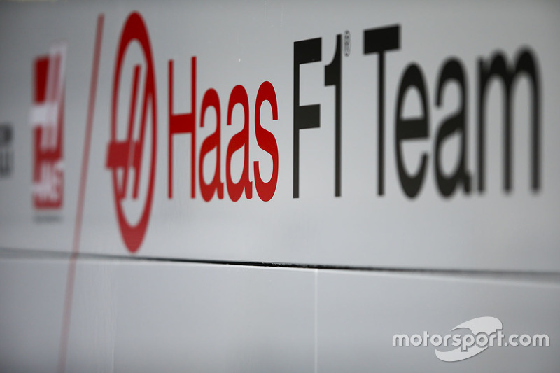 Il logo del team Haas sul fianco di un camion