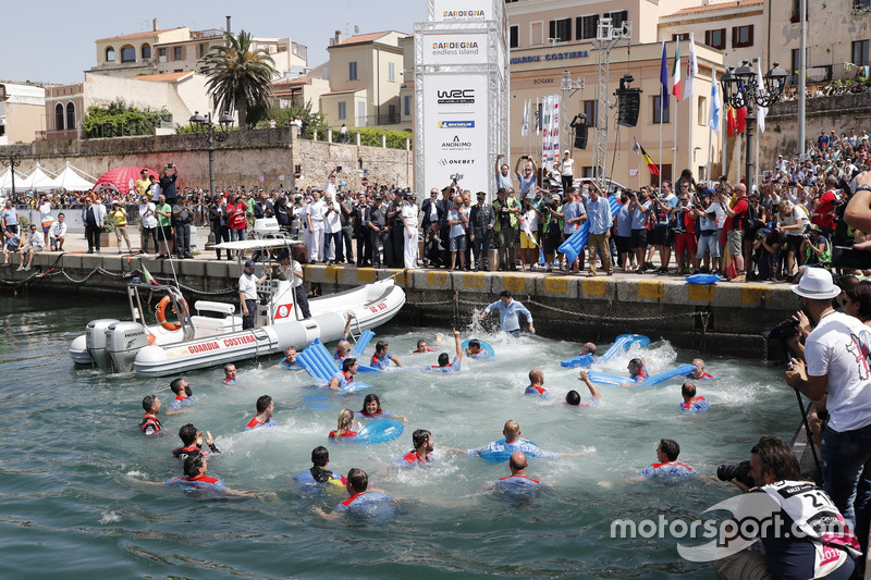 Thierry Neuville, Nicolas Gilsoul, Hyundai Motorsport Hyundai i20 Coupe WRC jumps the water