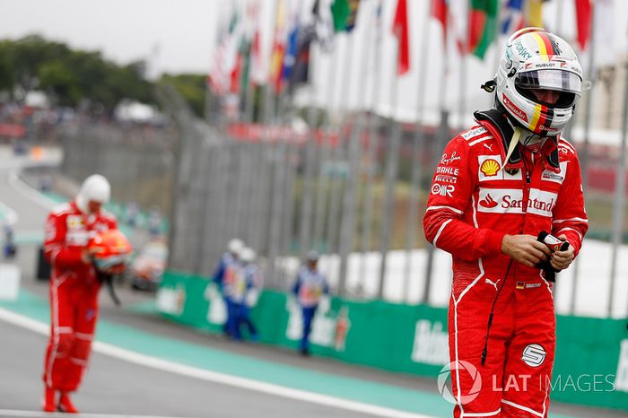 Sebastian Vettel, Ferrari, Kimi Raikkonen, Ferrari, caminan a los pits tras la calificación