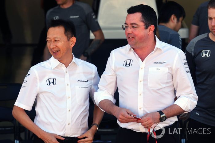 Yusuke Hasegawa, jefe de Honda Motorsport y Eric Boullier, director de McLaren Racing Director en la foto del equipo McLaren