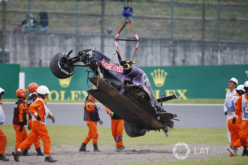 Oficiales de pista quitan los restos de las secuelas de un accidente de Daniil Kvyat, Red Bull Racin