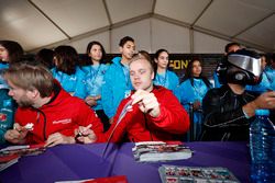 Nick Heidfeld, Mahindra Racing, Felix Rosenqvist, Mahindra Racing, firman autógrafos para los fans
