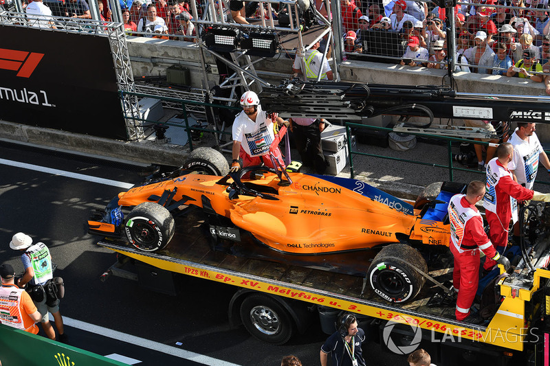 The car of Race retiree Stoffel Vandoorne, McLaren MCL33 is recovered