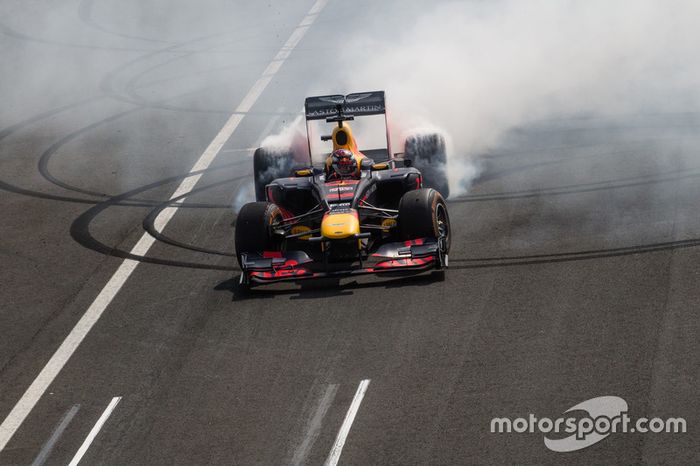 Max Verstappen con RB8 durante Jumbo Race Days