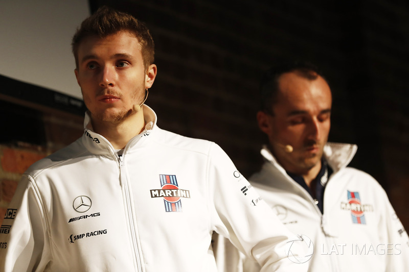 Sergey Sirotkin, Robert Kubica, Williams en el escenario en el lanzamiento de la FW41