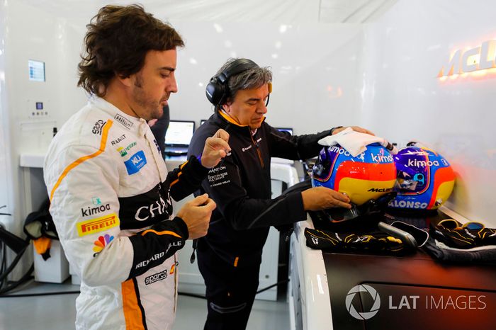 Fernando Alonso, McLaren, se prepara para ponerse su casco