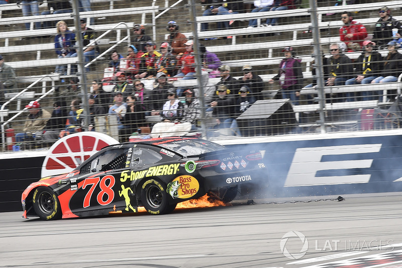 Martin Truex Jr., Furniture Row Racing, Toyota Camry Bass Pro Shops/5-hour ENERGY, blows a tire