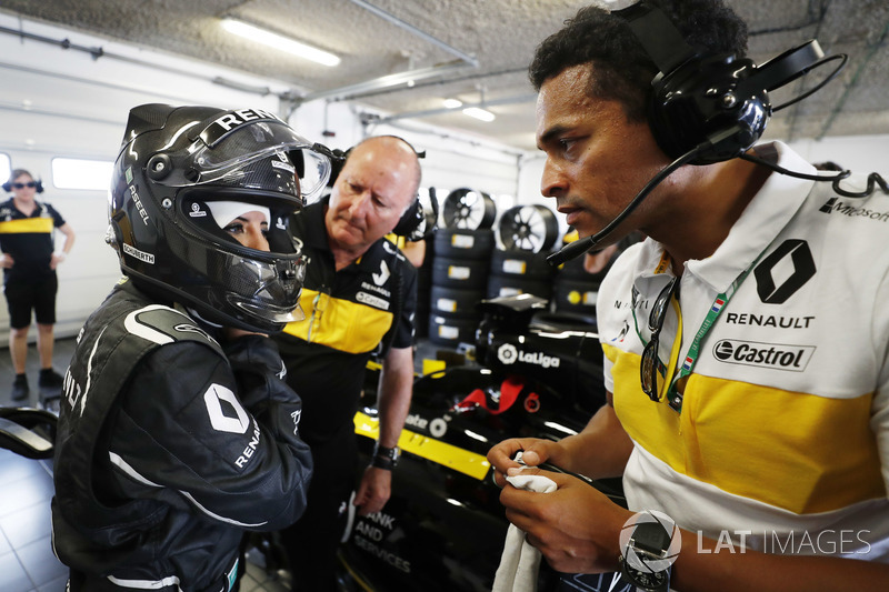 Aseel Al-Hamad bersiap mengemudikan mobil Formula 1 Lotus E20 Renault