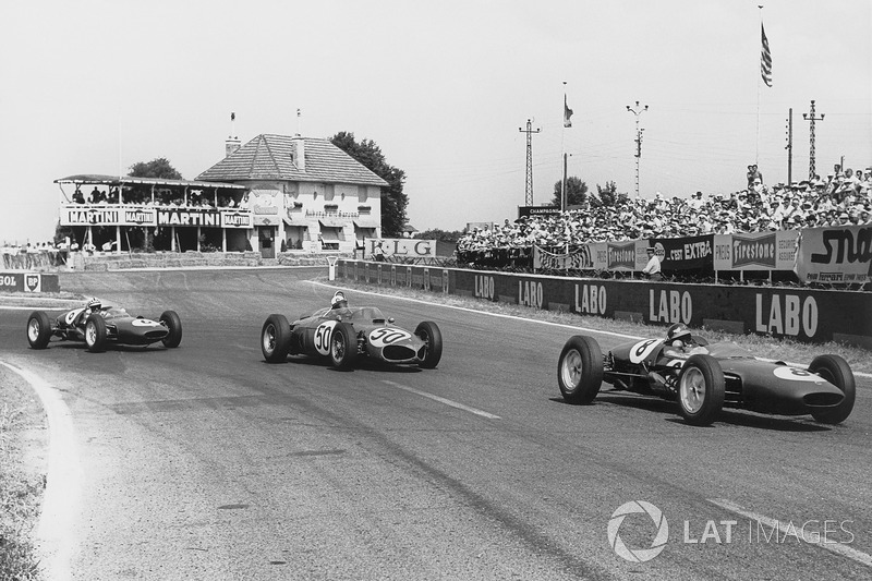 Jim Clark, Lotus 21-Climax, precede Giancarlo Baghetti, Ferrari Dino 156, e Innes Ireland, Lotus 21-Climax