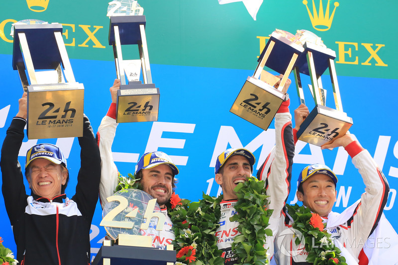 24 години Ле-Мана (WEC закінчується у 2019 році): Загальний подіум: переможці Себастьян Буемі, Казукі Накадзіма, Фернандо Алонсо, Toyota Gazoo Racing