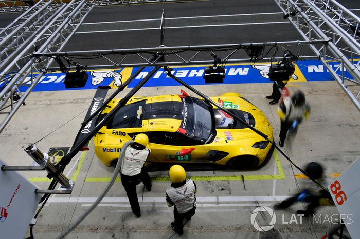 #64 Corvette Racing Chevrolet Corvette C7.R: Oliver Gavin, Tommy Milner, Marcel Fassler, pit stop