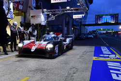 #8 Toyota Gazoo Racing Toyota TS050: Sébastien Buemi, Kazuki Nakajima, Fernando Alonso, pit stop