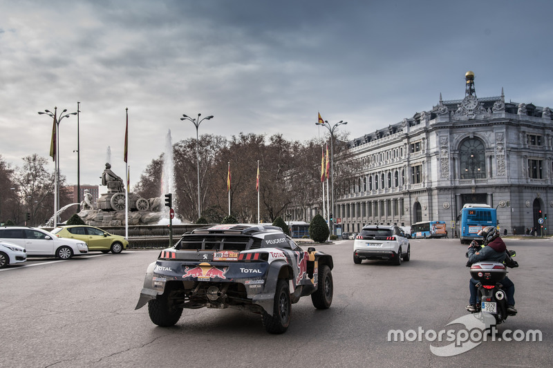 Carlos Sainz, Lucas Cruz, Peugeot Sport en las calles de Madrid