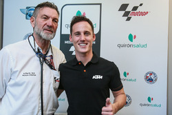 Pol Espargaro, Red Bull KTM Factory Racing, avec le Dr Angel Charte, directeur médical MotoGP
