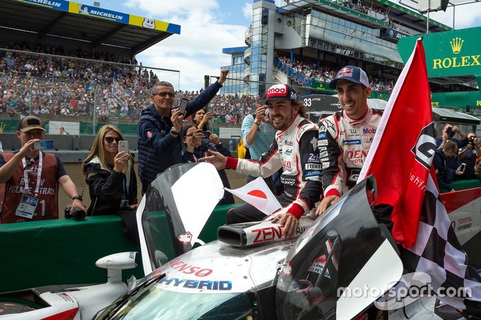 Los ganadores: #8 Toyota Gazoo Racing Toyota TS050: Sébastien Buemi, Kazuki Nakajima, Fernando Alonso