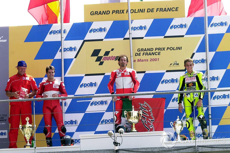 Podium : le vainqueur Max Biaggi, le deuxième Carlos Checa, le troisième Valentino Rossi